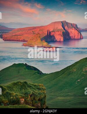 Fantastischer Sonnenuntergang auf Mykines Island. Unglaubliche Abendansicht der Alaberg Klippen, Färöer Inseln, Dänemark, Europa. Fantastische Meereslandschaft des Atlantischen Ozeans Stockfoto