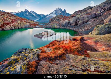 Faszinierende Herbstansicht des Lac Blanc Sees mit Mont Blanc (Monte Bianco) im Hintergrund, Chamonix Lage. Große Outdoor-Szene von Vallon de Berard Nat Stockfoto