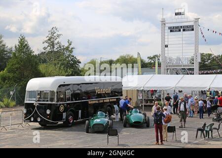 Vanwall (1957) und Vanwall (1957, Replik), Stirling Moss Tribute, 12. September 2021, Brooklands Museum, Weybridge, Surrey, England, Großbritannien, Europa Stockfoto