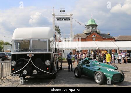 Vanwall (1957) und Vanwall (1957, Replik), Stirling Moss Tribute, 12. September 2021, Brooklands Museum, Weybridge, Surrey, England, Großbritannien, Europa Stockfoto