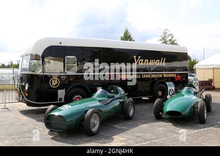 Vanwall (1957) und Vanwall (1957, Replik), Stirling Moss Tribute, 12. September 2021, Brooklands Museum, Weybridge, Surrey, England, Großbritannien, Europa Stockfoto