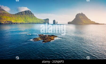 Blick von der fliegenden Drohne. Neblige Sommerszene der Färöer-Inseln und Tindholmur-Klippen im Hintergrund. Herrliche Morgenansicht der Insel Vagar, Dänemark, Europ Stockfoto