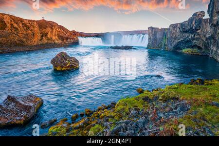 Blick von der fliegenden Drohne aus dem Canyon. Schöne Sonnenaufgangsszene des Godafoss Wasserfalls. Tolle Aussicht auf den Skjalfandafljot-Fluss, Island, Euro Stockfoto