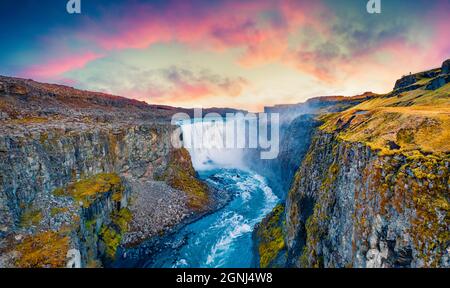 Aussichtspunkt von der Mitte des Canyons. Beeindruckende Sommerszene des mächtigsten Wasserfalls Europas - Dettifoss. Luftaufnahme des Sommers von Jokulsargljufur Stockfoto