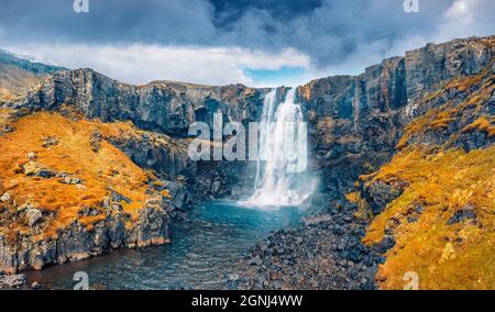 Blick von der fliegenden Drohne des Gufufoss (Gufu-Wasserfall). Düstere Mitternachtssonne Szene der typischen vulkanischen Landschaft von Island, Europa. Schönheit der Natur Konz Stockfoto