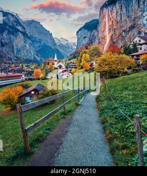 Wunderschöne Herbstansicht des großen Wasserfalls im Lauterbrunnen Dorf. Herrliche Outdoor-Szene in den Schweizer Alpen, Berner Oberland im Kanton Bern, Schweiz Stockfoto