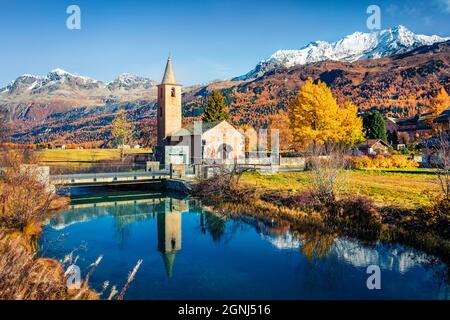 Perfekte Herbstansicht der Kirche San Lurench in Sils im Engadin. Atemberaubende Morgenszene der Schweizer Alpen. Sonnige Landschaft des Sils Sees, Schweiz, Stockfoto