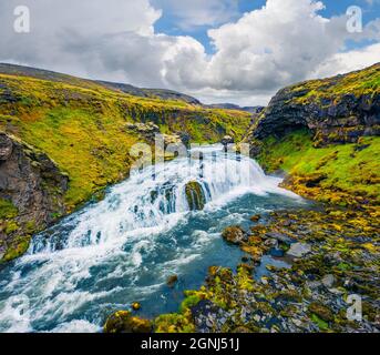 Herrliche Sommerszene des Wasserfalls auf dem Skoga Fluss. Luftaufnahme im Sommer von der touristischen Wanderung vom berühmten Skogafoss Wasserfall auf die Spitze des Flusses, I Stockfoto