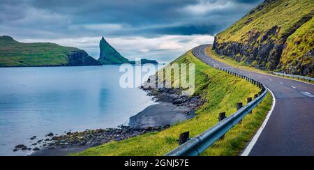 Dramatische Sommerszene der Färöer Inseln und Tindholmur Klippen im Hintergrund. Panoramablick auf die Insel Vagar, Dänemark, Europa. Reisekonzept Stockfoto