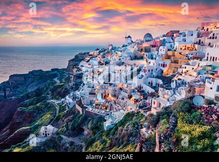 Atemberaubende Abendansicht der Insel Santorini. Herrlicher Sommeruntergang auf berühmtem griechischen Ferienort Oia, Griechenland, Europa. Fantastische Meereslandschaft von Mediterranen Stockfoto