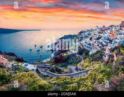 Exotische Abendansicht der Insel Santorini vom berühmten Aussichtspunkt bei Sonnenuntergang. Malerische Frühlingsszene des griechischen Resorts Oia, Griechenland, Europa. Reisekonzept Stockfoto