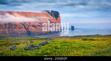 Erstaunliche Sommerszene der beliebten Touristenattraktion - Risin Og Kellingin Klippen. Panaramischer Blick auf die Insel Eysturoy am Morgen. Tolle Meereslandschaft von Atlan Stockfoto