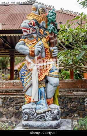 Schutzstatuen am balinesischen Hindu-Tempel Pura Segara Ulun Danu Batur am See Batur (Danau Batur) in Kintamani, Bangli, Bali, Indonesien. Stockfoto