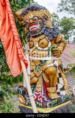 Schutzstatuen am balinesischen Hindu-Tempel Pura Segara Ulun Danu Batur am See Batur (Danau Batur) in Kintamani, Bangli, Bali, Indonesien. Stockfoto