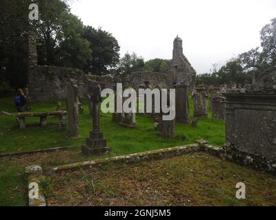 Auf dem Gelände der Monigaff (Minnigaff) Kirche oder Kirk, in der Nähe von Newton Stewart, Dumfries und Galloway. Die "neue" Kirche ist eine Kirche unter dem B-Denkmalschutz, die 1836 nach einem neugotischen Entwurf von William Burn erbaut wurde. Auf dem gleichen Gelände befinden sich die Ruinen der alten Kirche (hier abgebildet) mit den dazugehörigen Begräbnissen, die mit alten Grabsteinen markiert sind. Es wurde an der Stelle eines älteren motte- und bailey-Schlosses errichtet Stockfoto