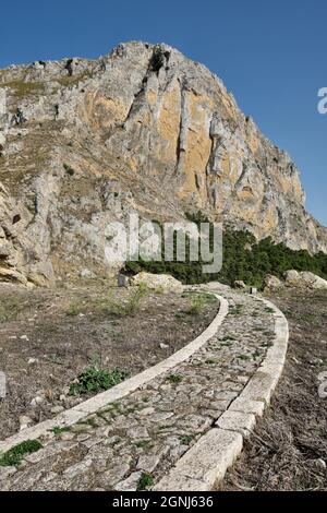 Berg in Sizilien Steinpfad zu einem Gipfel des Madonie Park in Caltavuturo Dorf (Palermo) Stockfoto