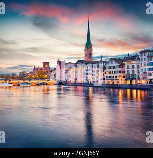 Dramatische Abendansicht der Fraumünster Kirche. Buntes Herbststadtbild von Zürich, Schweiz, Europa. Sonnenuntergang am Limmat River. Reisekonzept hinten Stockfoto