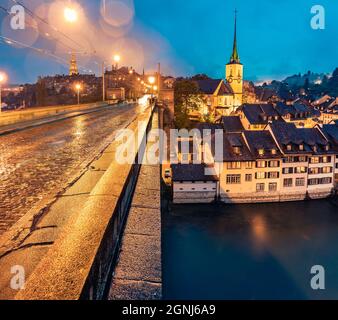 Verregnete Abendansicht der Nydeggkirche - protestierende Kirche. Berner Stadt mit dem Berner Dom im Hintergrund. Wunderschöner Herbstaufgang in der Schweiz, Aare R Stockfoto