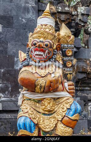 Schutzstatuen am balinesischen Hindu-Tempel Pura Segara Ulun Danu Batur am See Batur (Danau Batur) in Kintamani, Bangli, Bali, Indonesien. Stockfoto