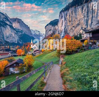 Herrliche Herbstansicht des großen Wasserfalls im Dorf Lauterbrunnen. Hervorragende Outdoor-Szene in den Schweizer Alpen, Berner Oberland im Kanton Bern, Schweiz Stockfoto