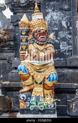 Schutzstatuen am balinesischen Hindu-Tempel Pura Segara Ulun Danu Batur am See Batur (Danau Batur) in Kintamani, Bangli, Bali, Indonesien. Stockfoto