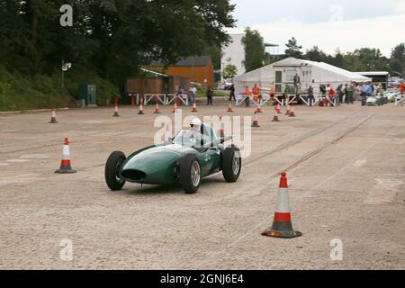 Vanwall (1957, Replik), Stirling Moss Tribute, 12. September 2021, Brooklands Museum, Weybridge, Surrey, England, Großbritannien, Europa Stockfoto