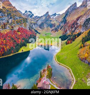 Blick von der fliegenden Drohne. Herrliche Aussicht auf den See Seepalpsee am Morgen. Malerische Herbstszene der Schweizer Alpen. Santis Peak spiegelt sich in der ruhigen Oberfläche von Stockfoto