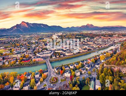 Blick von der fliegenden Drohne. Luftbild von Salzburg, Altstadt. Spektakulärer Herbstaufgang auf den Ostalpen. Fantastische Morgenlandschaft mit Salzach r Stockfoto