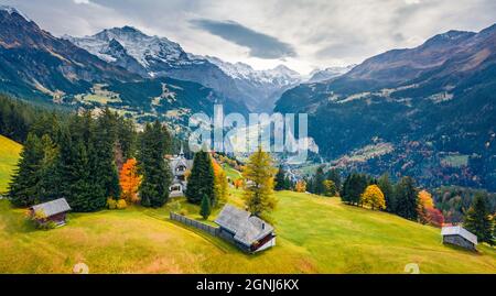 Blick von der fliegenden Drohne auf das Dorf Wengen, Bezirk Lauterbrunnen. Dramatische Morgenszene der Schweizer Alpen. Luftbild Herbstlandschaft der Schweiz Coun Stockfoto