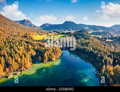 Blick von der fliegenden Drohne. Herrliche Herbstansicht des Hintersees, Deutschland, Europa. Luftaufnahme der bayerischen Alpen am Morgen. Schönheit der Natur Konzept backgr Stockfoto