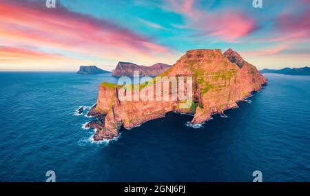 Blick von der fliegenden Drohne. Atemberaubender Sonnenuntergang auf Kallur Lighthouse, Kalsoy Island. Herrliche Sommerszene der Färöer Inseln, Dänemark, Europa. Fesselnder Abend Stockfoto