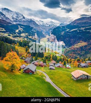 Blick von der fliegenden Drohne auf das Dorf Wengen, Bezirk Lauterbrunnen. Tolle Morgenszene der Schweizer Alpen. Luftherbstlandschaft der Schweiz zählen Stockfoto