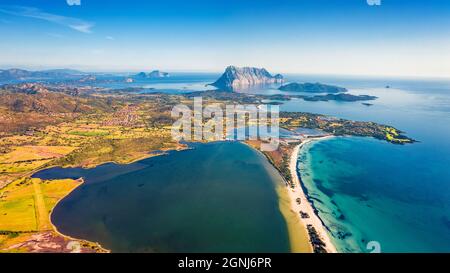 Blick von der fliegenden Drohne. Toller Blick auf den Strand von La Cinta im Sommer. Perfekte Morgenszene von Sardinien, Italien, Europa. Mediterrane Meereslandschaft. Stockfoto