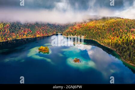 Blick von der fliegenden Drohne. Kleine Inseln am Eibsee. Schöne Herbstszene der bayerischen Alpen, Deutschland, Europa. Schönheit der Natur Konzept Hintergrund. D Stockfoto