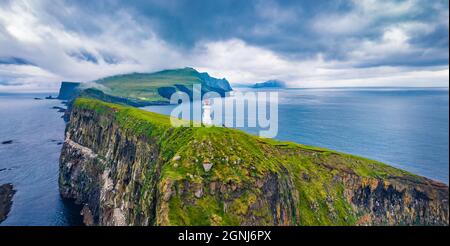 Blick von der fliegenden Drohne. Düstere Sommerszene der Insel Mykines mit altem Leuchtturm. Panoramablick auf die Färöer Inseln, Dänemark, Europa. Dramatisch Stockfoto