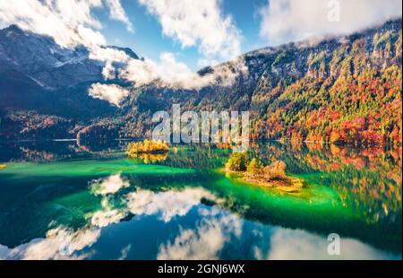 Blick von der fliegenden Drohne. Neblige Morgenansicht des Eibsees mit Zugspitze im Hintergrund. Schöne Herbstszene der bayerischen Alpen, deutsch Stockfoto