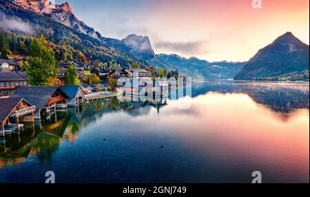 Blick von der fliegenden Drohne. Toller Sonnenaufgang am Grundlsee. Atemberaubende Morgenansicht der Ostalpen, Liezen Bezirk der Steiermark, Österreich, Europa. Aeri Stockfoto