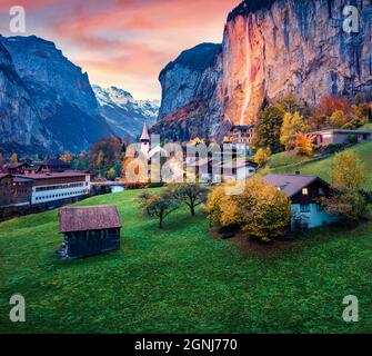 Faszinierender Herbstblick auf den beleuchteten Wasserfall im Dorf Lauterbrunnen, beliebtes Touristenziel. Schöne Outdoor-Szene der Schweizer Alpen, Berner Ober Stockfoto