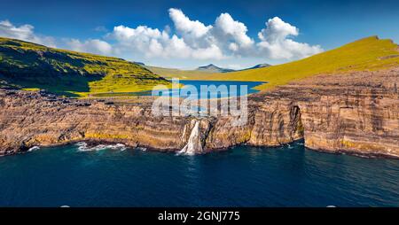 Blick von der fliegenden Drohne. Panoramablick auf den Bosdalafossur Wasserfall, der direkt in den Ozean fällt. Spannende Sommerszene von Sorvagsvatn la Stockfoto
