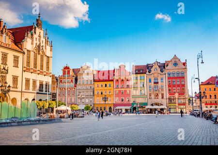 Atemberaubende Stadtlandschaft am Morgen von Breslau, der historischen Hauptstadt Schlesiens mit schönen alten Häusern, Polen, Europa. Wundervolle Aussicht auf den Market Squar im Sommer Stockfoto