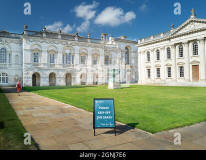 Eine Frau geht auf dem Weg des Hofes am Old Schools Building und Senate House, Universität von Cambridge, England. Stockfoto