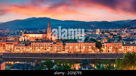 Panorama-Stadtbild von Florenz im Sommer mit der Kathedrale Santa Maria del Fiore (Duomo) und der Basilika Santa Croce. Atemberaubender Sonnenuntergang in der Toskana, IT Stockfoto