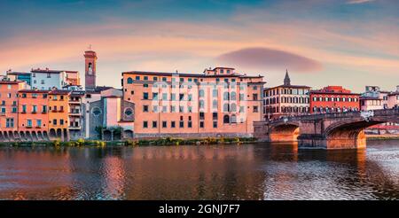 Beeindruckende mittelalterliche Bogenbrücke zur Heiligen Dreifaltigkeit (Ponte Santa Trinita) über dem Fluss Arno. Herrlicher Sonnenuntergang im Sommer auf Florenz, Italien, Europa. Reiseconcep Stockfoto