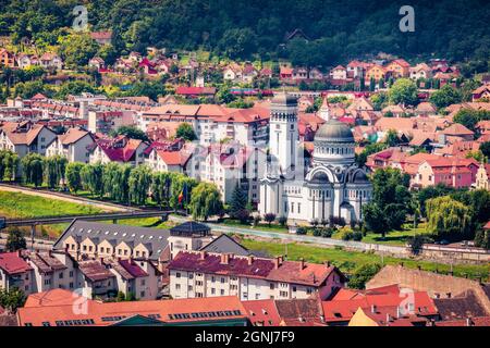 Herrliche sommerliche Stadtlandschaft von Sighisoara mit der Holy Trinity Church. Malerische Morgenansicht der mittelalterlichen Stadt Siebenbürgen, Rumänien, Europa. Reisen Stockfoto