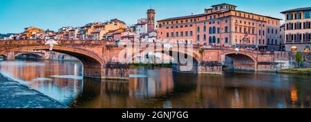 Mittelalterliche gewölbte Flussbrücke mit römischen Ursprüngen - Ponte Santa Trinita über dem Arno. Panorama-Stadtbild im Sommer von Florenz, Italien, Europa. Travelin Stockfoto