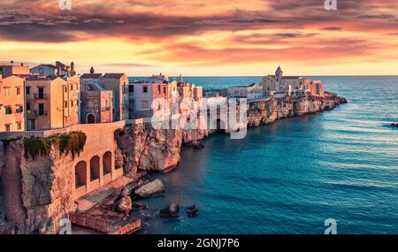 Beeindruckende abendliche Stadtansicht von Vieste - Küstenstadt im Gargano Nationalpark, Italien, Europa. Fantastischer Sommeruntergang an der Adria. Reisekonz Stockfoto