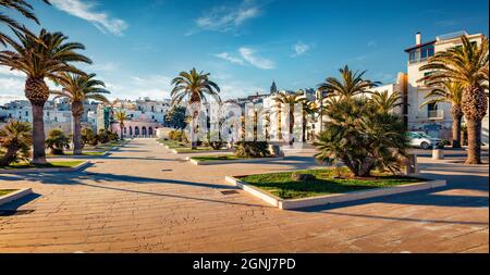 Panoramablick auf den zentralen Park der Stadt Vieste am Morgen. Sonnige Sommerszene von Apulien, Italien, Europa. Hintergrund des Reisekonzepts. Stockfoto