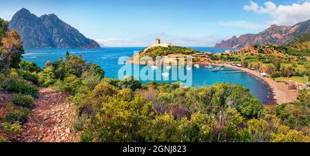 Panoramablick auf Port de Girolata am Morgen - Ort, wo man nicht mit dem Auto kommen kann. Herrliche Sommerszene von Korsika, Frankreich, Europa. Atemberaubendes Medi Stockfoto