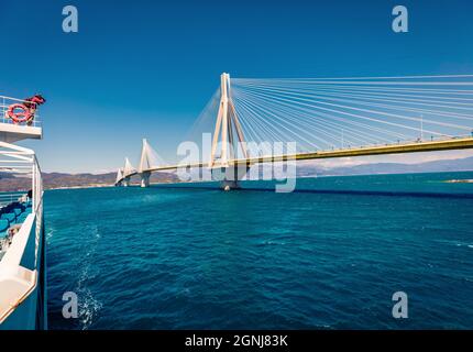 Der Fotograf fotografiert die Rion-Antirion-Brücke von der Fähre aus. Herrliche Sommeransicht des Golfs von Korinth, Griechenland, Europa. Das Mittelmeer ist atemberaubend Stockfoto