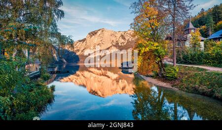 Ruhiges Wasser des Altausseer Sees, österreichische Alpen. Herrliche Morgenszene des Dorfes Altaussee. Malerische Herbstszene der Alpen. Reisekonzept Backgr Stockfoto